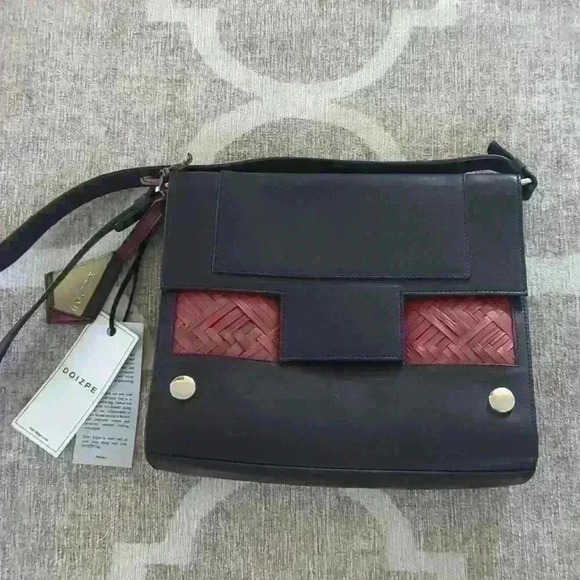 DOIZPE Handbags - NWT Black Leather Crossbody Purse - Palm Leaf Applique made of Mayan Palms